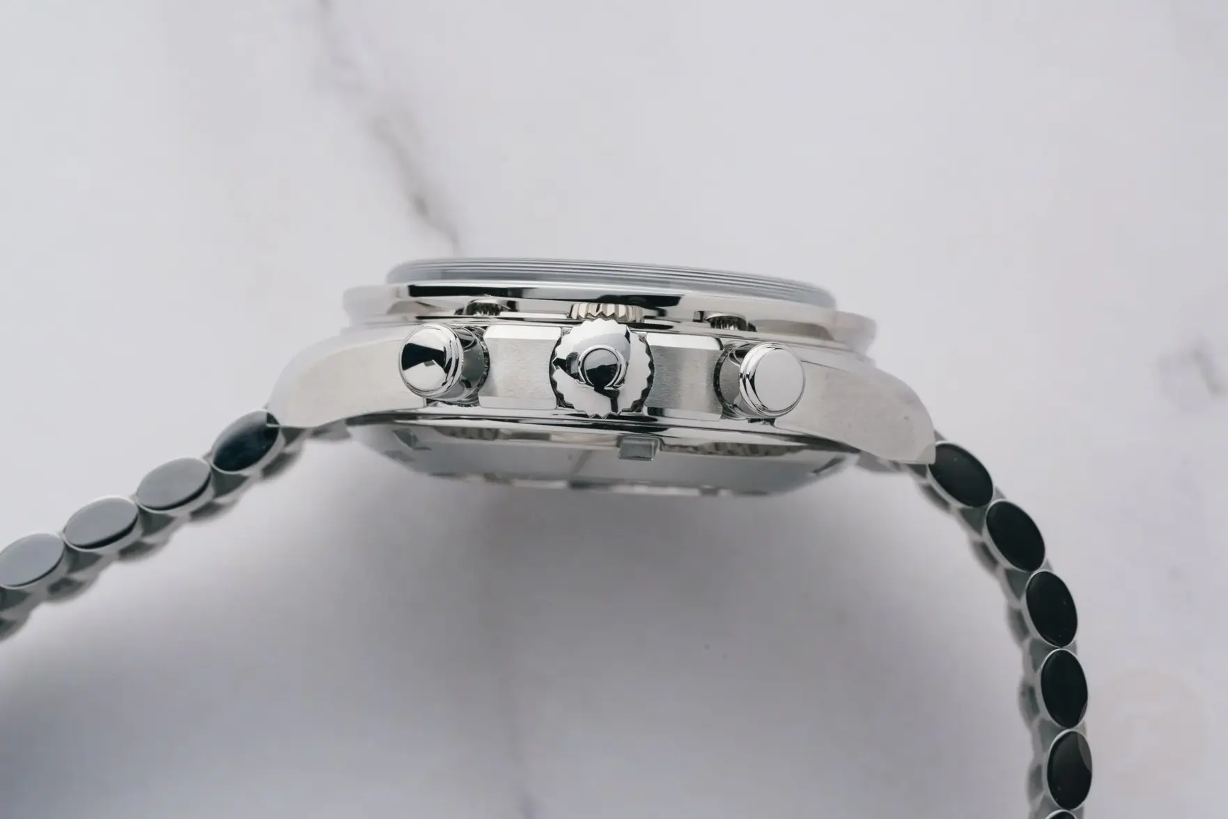 Omega-Speedmaster-Reduced-324.30.38.50.01.002-324.30.38.50.04.001-324.30.38.50.02.003-17.webp