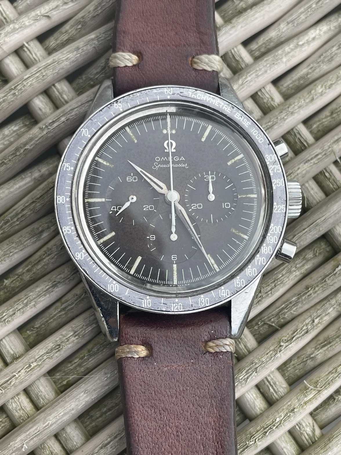 O35m Omega Speedmaster 2998-1 Base 1000 bezel tropical 1959 .webp