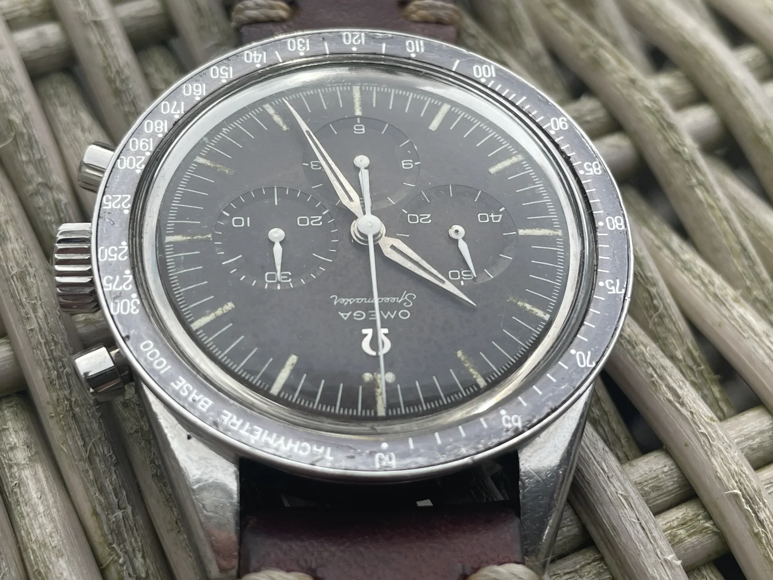 O35n Omega Speedmaster 2998-1 Base 1000 bezel tropical 1959 .webp