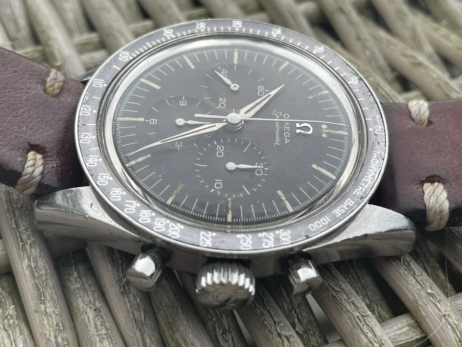 O35p Omega Speedmaster 2998-1 Base 1000 bezel tropical 1959 .webp