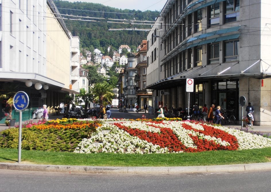 A8 Bahnhoff strasse intersection garden.jpg