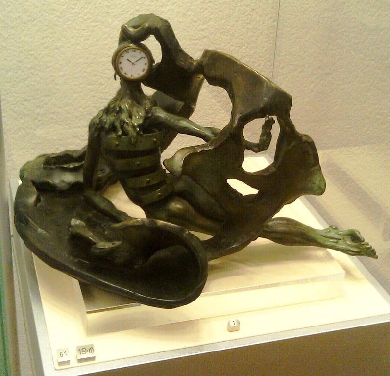 E2 case 61 Dali Art clock.jpg