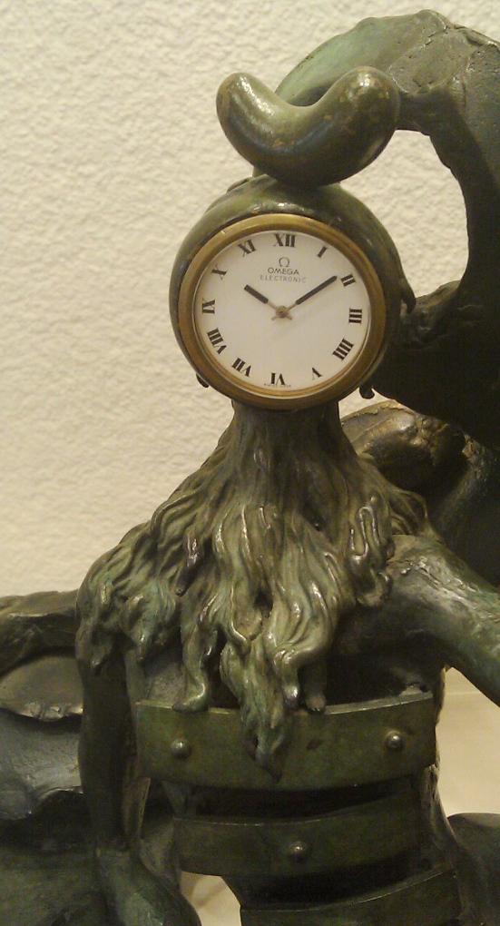 E3 case 61 Dali Art clock zoom 2.jpg