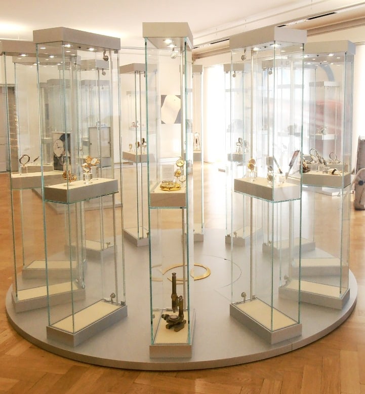 E19 Official block in main hall.jpg