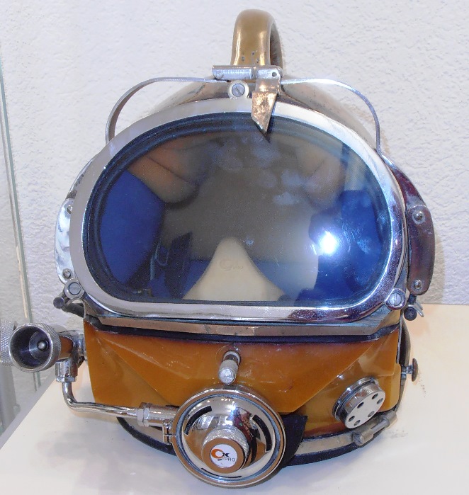 G92 Comex deep diving helmet.jpg
