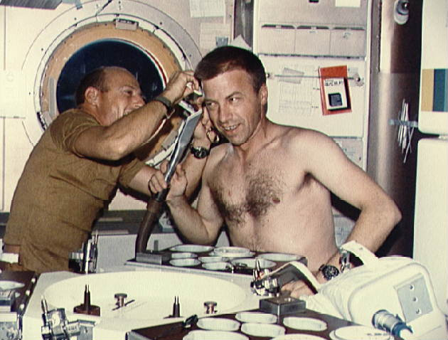 Skylab_2_Conrad_trims_Weitz's_hair.jpg