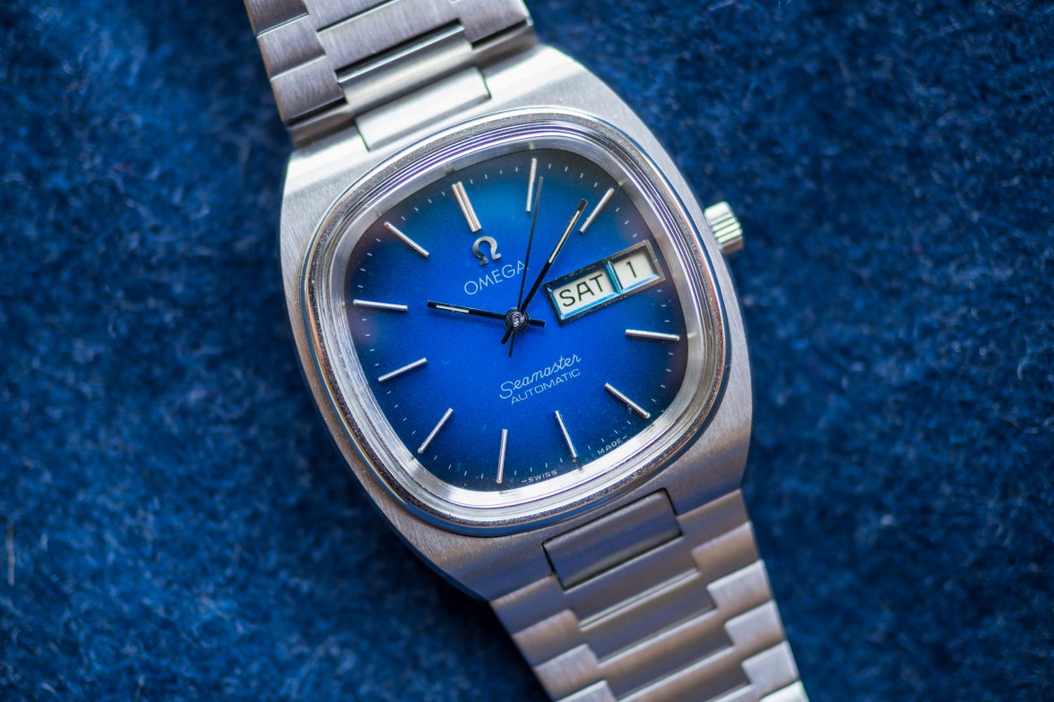 Date blue. Омега Seamaster синий циферблат кварцевые. Omega синий циферблат. Часы Omega синий циферблат. Часы Омега СССР.