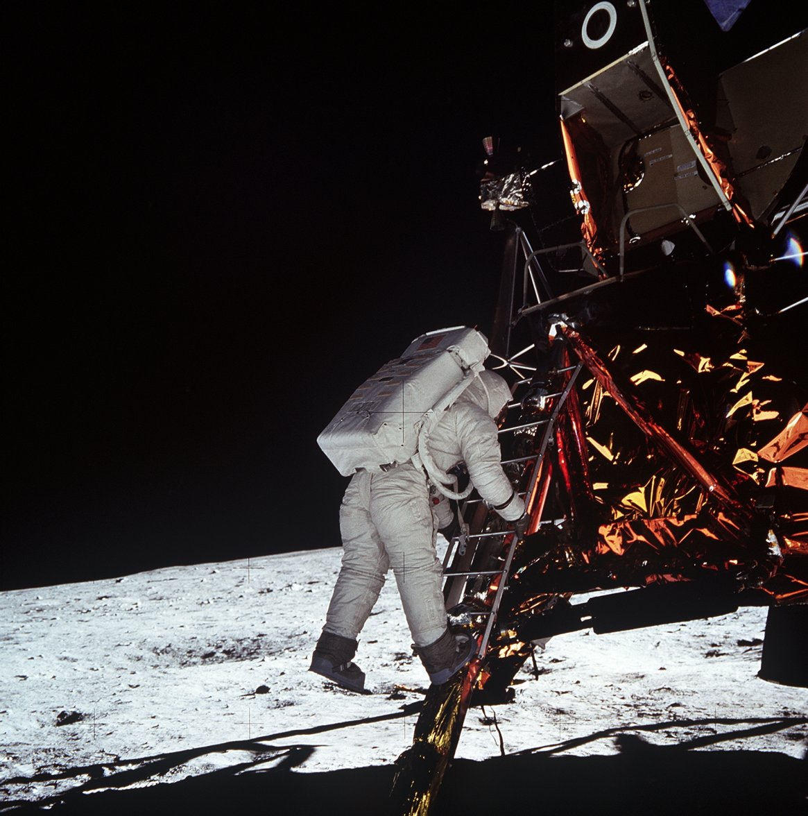 AS11-40-5868h.jpg