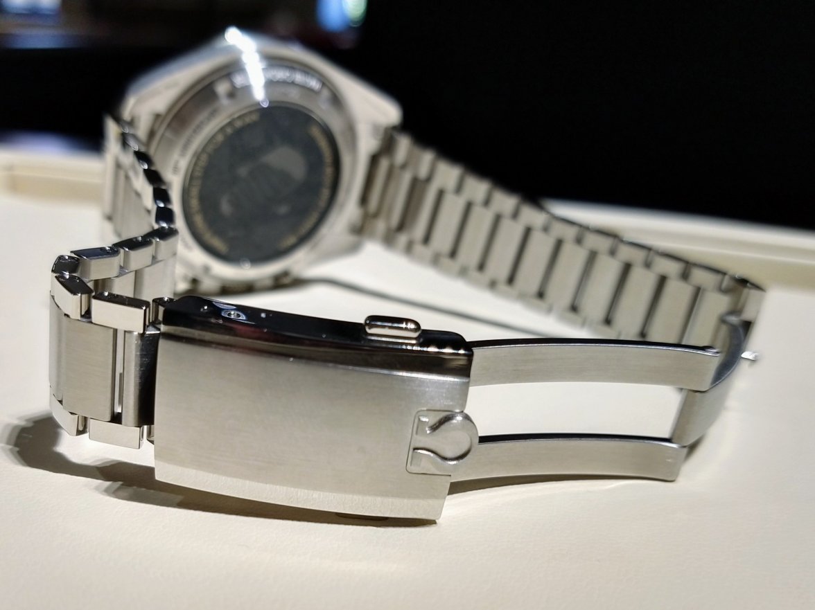La Speedmaster du 50ème anniversaire - Page 8 769976-2702f6407066782695347448518959c0