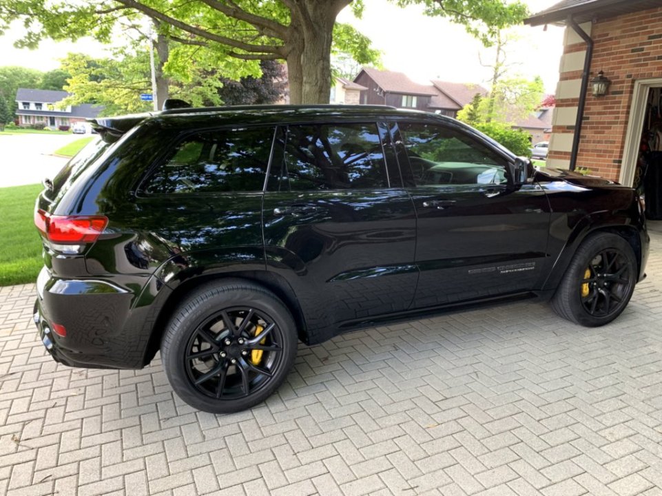 2018 Jeep Grand Cherokee Trackhawk side view.jpg