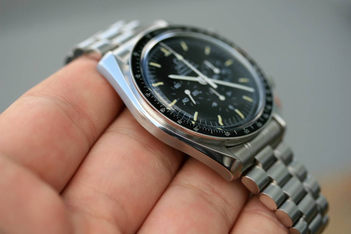 Omega Swatch Speedmaster Moonwatch. Омега Спидмастер профессионал. Часы Омега Спидмастер Мунвотч. Omega Speedmaster on Moon.