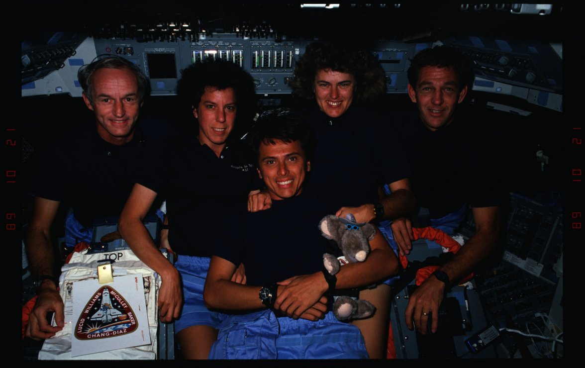 s34-06-019-sts-034-sts-34-crew-portrait-031bb9-1600.jpg