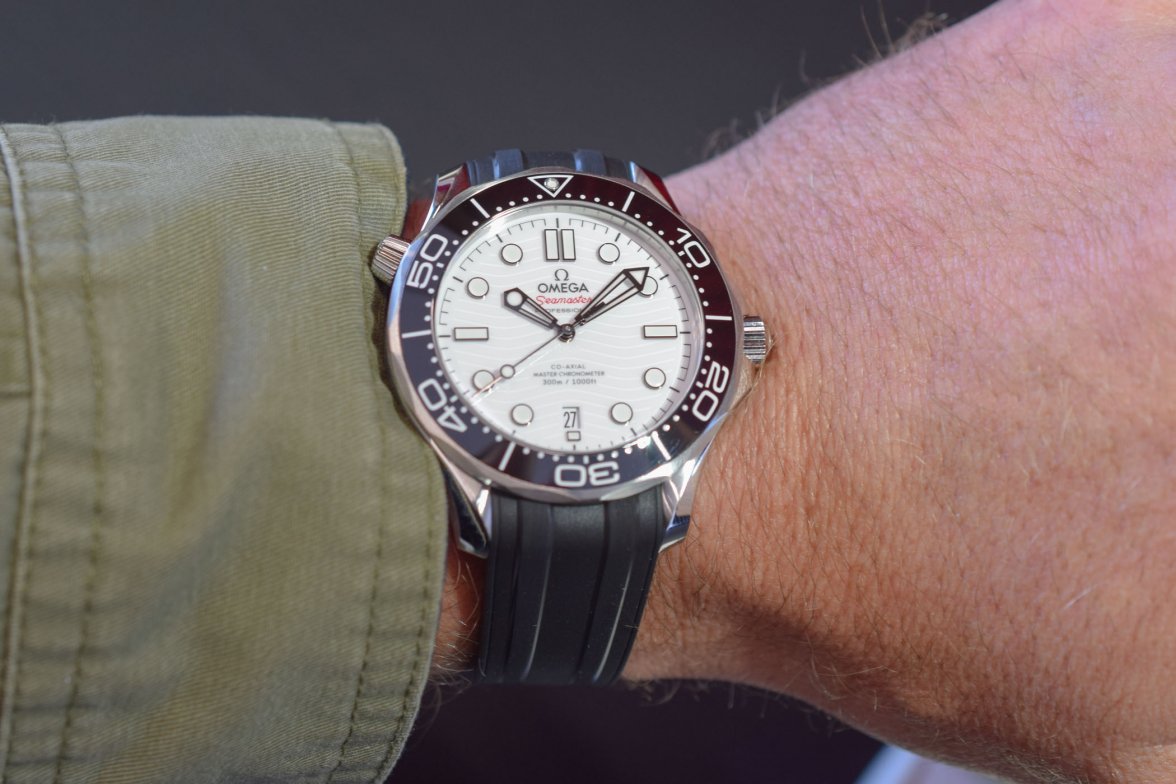 Omega-Seamaster-Diver-300M-White-Ceramic-Dial-Master-Chronometer-210.30.42.20.04.001-2.jpg