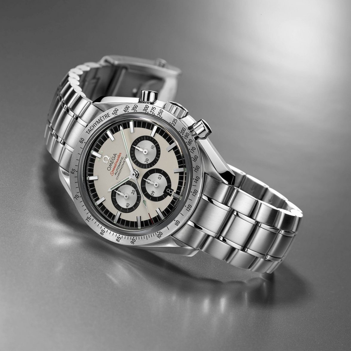 Omega_Speedmaster_Schumacher_Legend_SpeedyWatches-35063100.highres_01 white.jpg