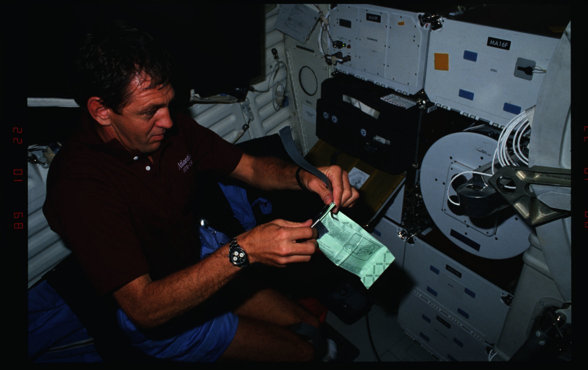 s34-09-021-sts-034-sts-34-pilot-mcculley-assembles-and-uses-vacuum-cleaner-6930d7-1600.jpg