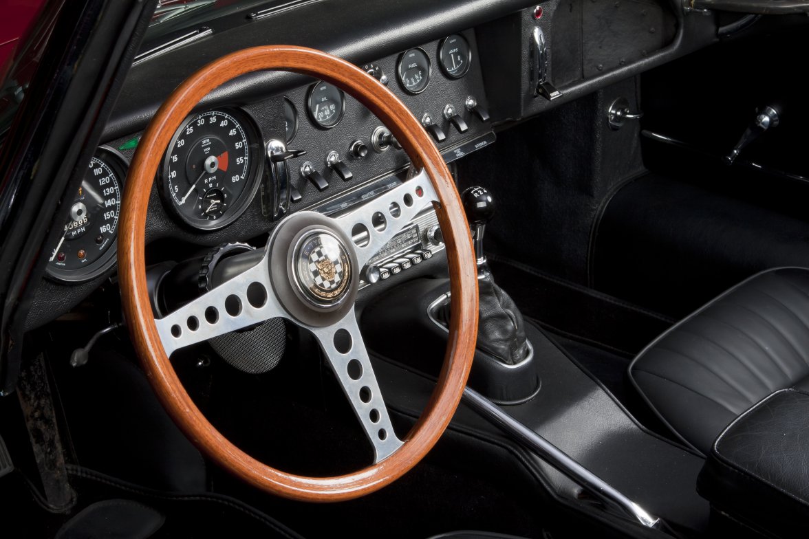 Jaguar XKE Dash.jpg